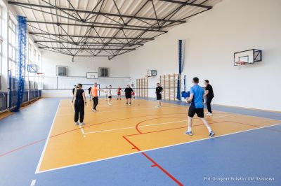 zdjęcie z uroczystego otwarcia hali sportowej w Szkole Podstawowej nr 16 w Rzeszowie, fot. Grzegorz Bukała, Urząd Miasta Rzeszowa